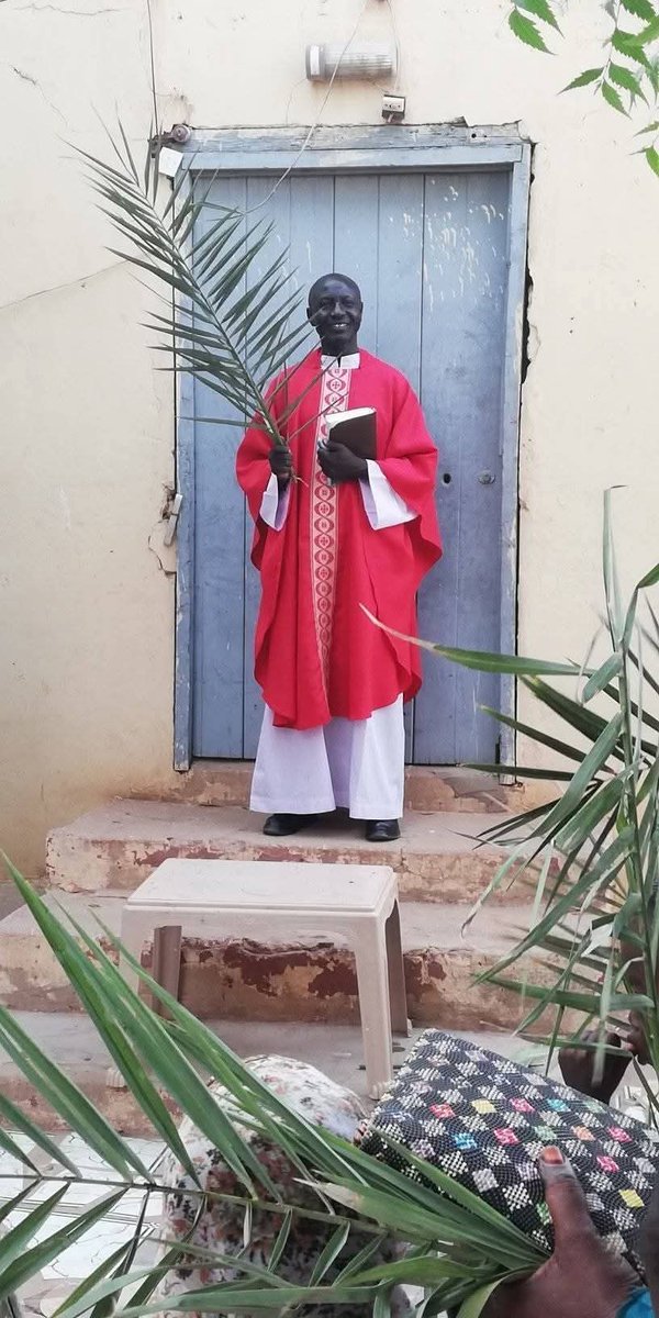Fallece en El Fasher, #Sudan, el padre Luka Jomo, en ataque de milicias rebeldes. 
Fue alcanzado por una bala perdida que acabó con la vida de otros dos jóvenes. Rezamos x ellos, sus familias y x los cristianos y los habitantes de este país víctimas de la guerra y la violencia.