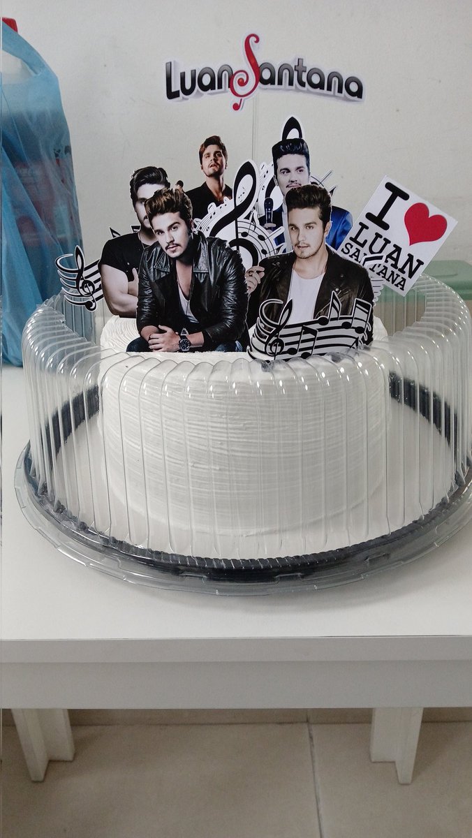 TeamoprasempreL's tweet photo. Meu bolo de aniversário ❤️ @centraldoluan @luansantana https://t.co/1Ai4YFzN2a