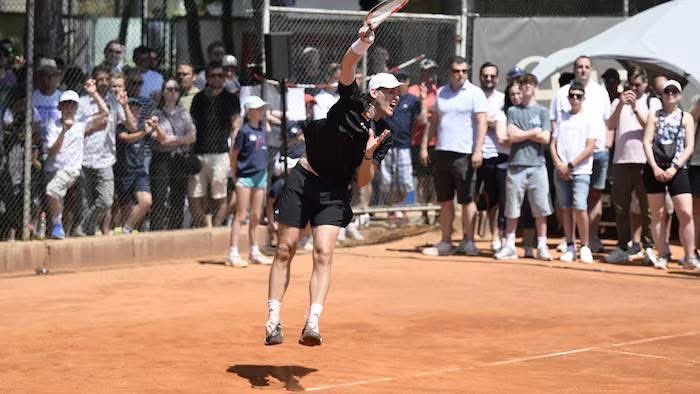 GoldenGate65's tweet photo. Dominic Thiem celebrates his comeback on the tennis court! 🤩🎾 A full house at the Better Tennis Center Alt Erlaa! Thiem faces Lukas Krainer in the semifinals of the Vienna Regional League. 🇦🇹
Result: 6:2 6:1 Domi 🎾💪🏼#dominicthiem #alterlaa #vienna #regionalleague KroneSport https://t.co/kmGEMZdtJH