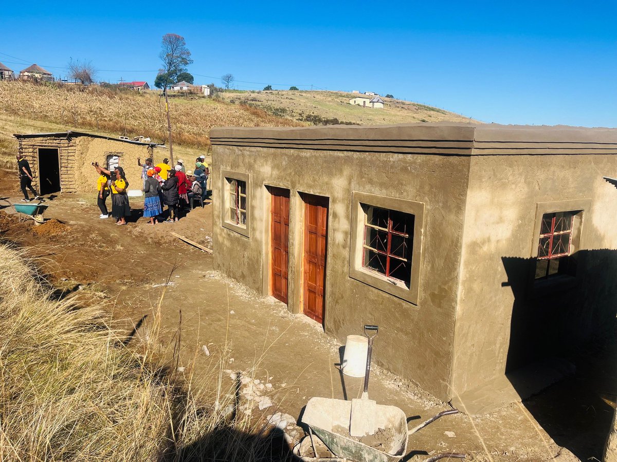 siyandatenza17's tweet photo. Thank you Kaizer Chiefs Supporters from Eastern Cape (Branches) and to everyone who Contributed to our Project, indeed you have changed the Life of this Family, so far we have managed to build 2 room flat and bought groceries ♥️✌️

We are not done yet. https://t.co/H1sext5Q3L