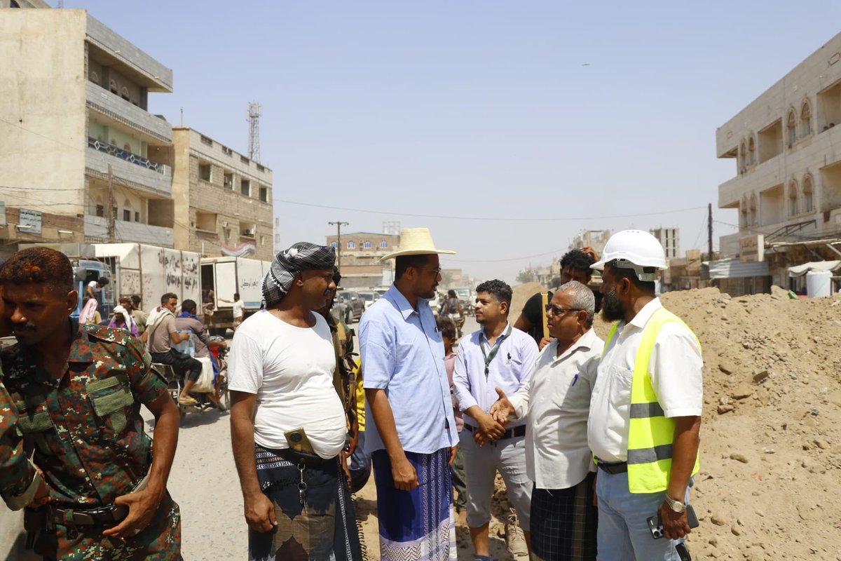 اطلعت اليوم، على سير العمل في مشروع زفلتة مدخل مدينة #حيس الرئيسي، والذي يُنفذ بدعم من نائب رئيس مجلس القيادة الرئاسي <a href="/tarikyemen/">طارق محمد صالح</a> في إطار الجهود المستمرة لتأهيل وتطوير البنية التحتية في المناطق المحررة.

رافقني في الزيارة مدير عام مديرية حيس الأستاذ مطهر القاضي، ومدير عام مكتب