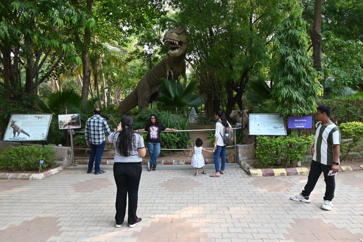 GujScienceCity's tweet photo. લાઇફ સાયન્સ પાર્ક – જ્યાં વિઝિટર્સે જીવનના વૈજ્ઞાનિક તત્વો, કુદરતી પરિપ્રેક્ષ્ય અને પર્યાવરણનું અન્વેષણ કર્યું!
આવો, જીવવિજ્ઞાનની રંગીન દુનિયામાં એક અનુભવજનક યાત્રા કરીએ!
#LifeSciencePark #ScienceCityAhmedabad #NatureAndScience #STEMLearning #EcoEducation #ExploreGujarat #FamilyAdventure #IncredibleIndia @PMOIndia @CMOGuj @IndiaDST @DSTGujarat @InfoGujarat @drvrajesh