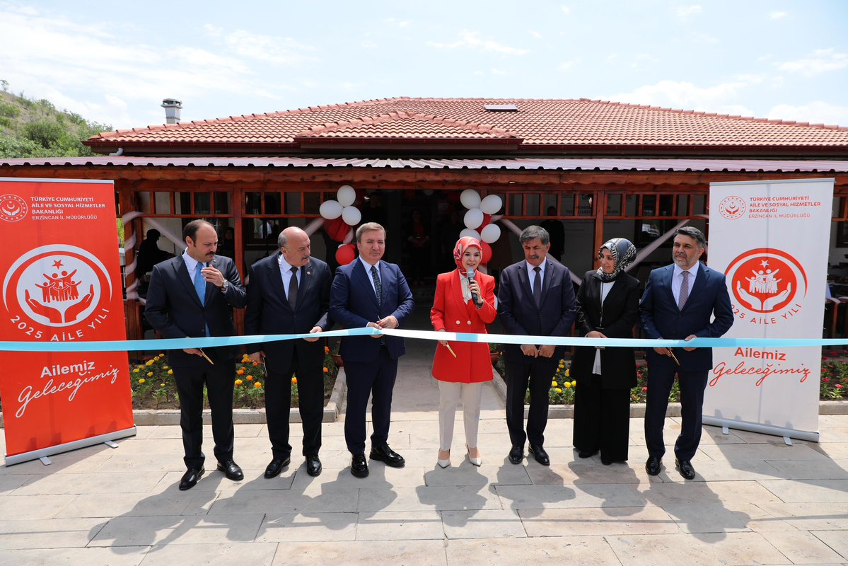 Aile ve Sosyal Hizmetler Bakanımız Sayın Mahinur Özdemir Göktaş, bir dizi programa katılmak için ilimizi teşrif etti.

📌 Sayın Bakanımız, ilk olarak Valiliğimizi ziyaret etti. Sayın Bakanımıza Erzincan'ımıza değer katacak projelerimiz hakkında bilgileri arz ettik.

İlimizde