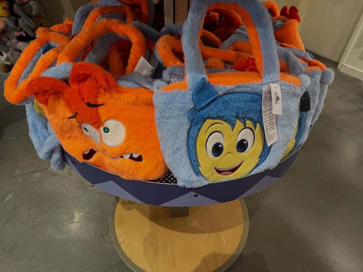 These Inside Out purses we found at Disney Springs are seriously the cutest! They’re both adorable and so fuzzy, we’re absolutely loving them. Which one is your favorite?!

Let us know in the comments!

#Disney #DisneySprings #shopping #Disneymerch #disneymerchandise #insideout…