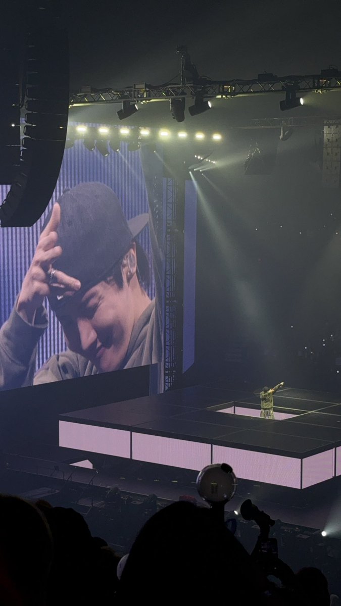 tetetiny95's tweet photo. thank u hobi 🥹💜

#HOPE_ON_THE_STAGE_FOREVER
#HOPE_ON_THE_STAGE_TOUR_Chicago
#HOPE_ON_THE_STAGE_TOUR_FINAL https://t.co/kLTunIngzW