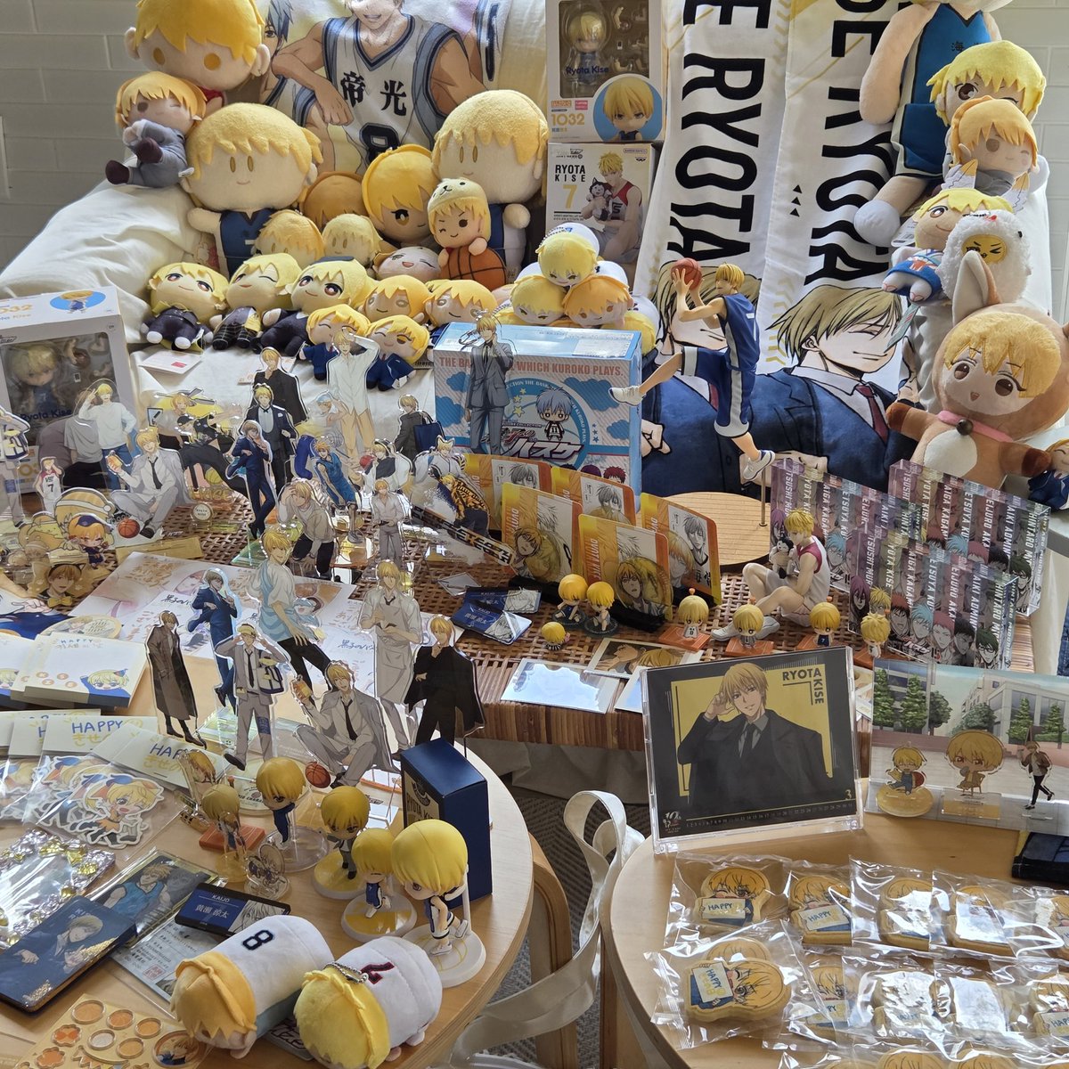 미리 축하해 키세쿤 🍀
키세 생일파티에 다녀왔습니다!
항상 감사합니다... 오랜만에 새로운 사람들 못 봤던 분들 뵐 수 있어서 너무 즐거웠어요!! 🍙🍙🌟
이후 일정이 이미 잡혀 있어서 뒤풀이 못하고 먼저 떠났는데 다음엔 더 오래 있고 싶습니다 🥹
준비하시느라 너무 고생하셨어요~!!