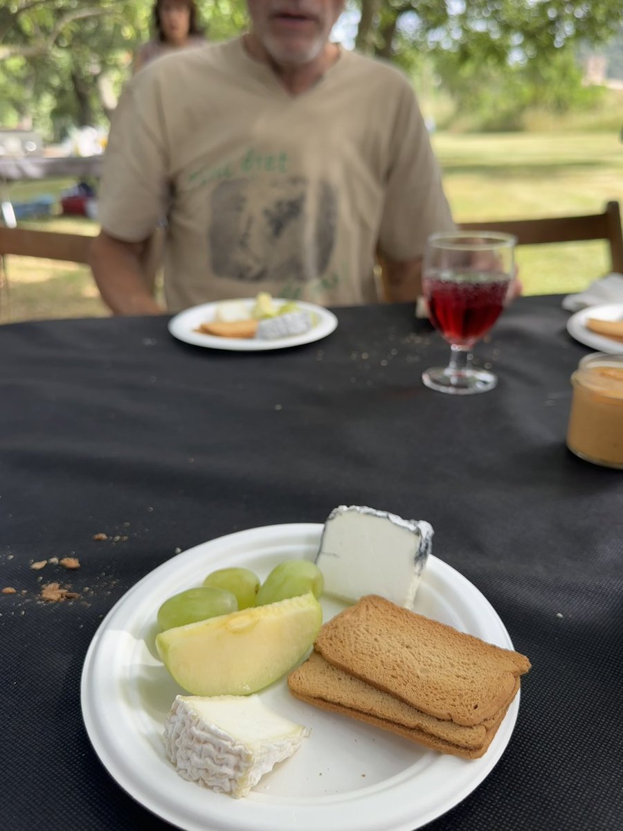 Avui #PAÏSSA a <a href="/FormatgesLluca/">FormatgesLluca</a> #Lluçà! Recordeu: gastronomia, bon producte, territori, pagesia, cultura, arts… #Lluçanès! Havent passat pel <a href="/solerdenhug/">Soler de n’Hug</a>, <a href="/mas_rogers/">Mas Rogers</a> i <a href="/formatgeslluca/">FormatgesLluca</a>, ara falta <a href="/masterricabras/">Eva Terricabras Mas</a> i @calestamenya! Visca! (1/2)