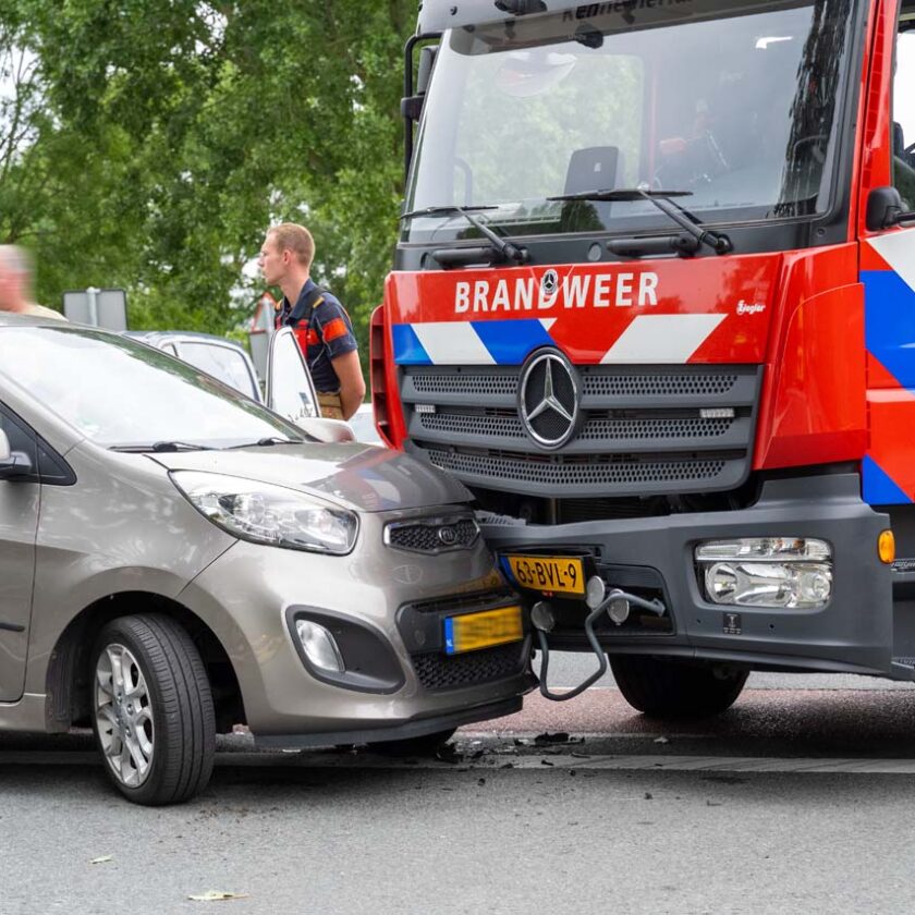 Aanrijding tussen brandweerwagen en personenwagen in Rijsenhout