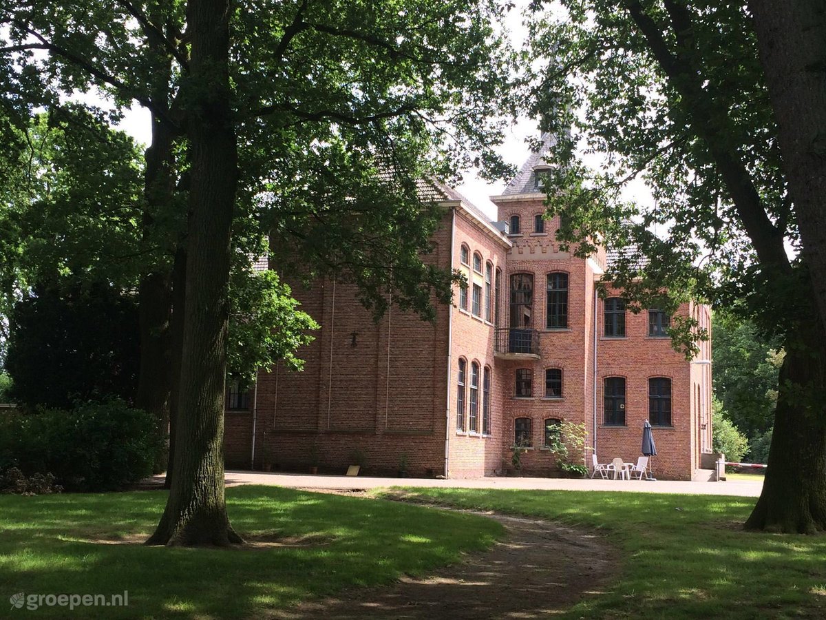 Groepsaccommodatie De Eik in Slagharen, naast het voormalig klooster, wordt binnenkort de verblijfplaats voor 60 Oekraïners. In eerste instantie voor een periode van 3 jaar, afhankelijk van het verloop van de oorlog in Oekraïne.