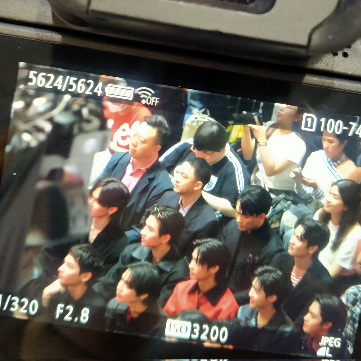 ไม่ให้บ่นได้ไง นี่คือรูปจากพ้มที่อยู่ตั้งแต่เช้าตั้งแต่งานเริ่ม พสบอกว่าถ่ายให้หน่อยเพิ้ดใส่แว่นคาดหัว เรานักสู้ก็ถ่ายให้แต่ดูรูปที่ได้ เทียบกับพสที่มาตอนงานจะเลิกล่ะ เพิ้ดว่าเห็นแค่นั้นแล้ว ตาต้าคือไม่เห็นเลย นอยยย 5555555