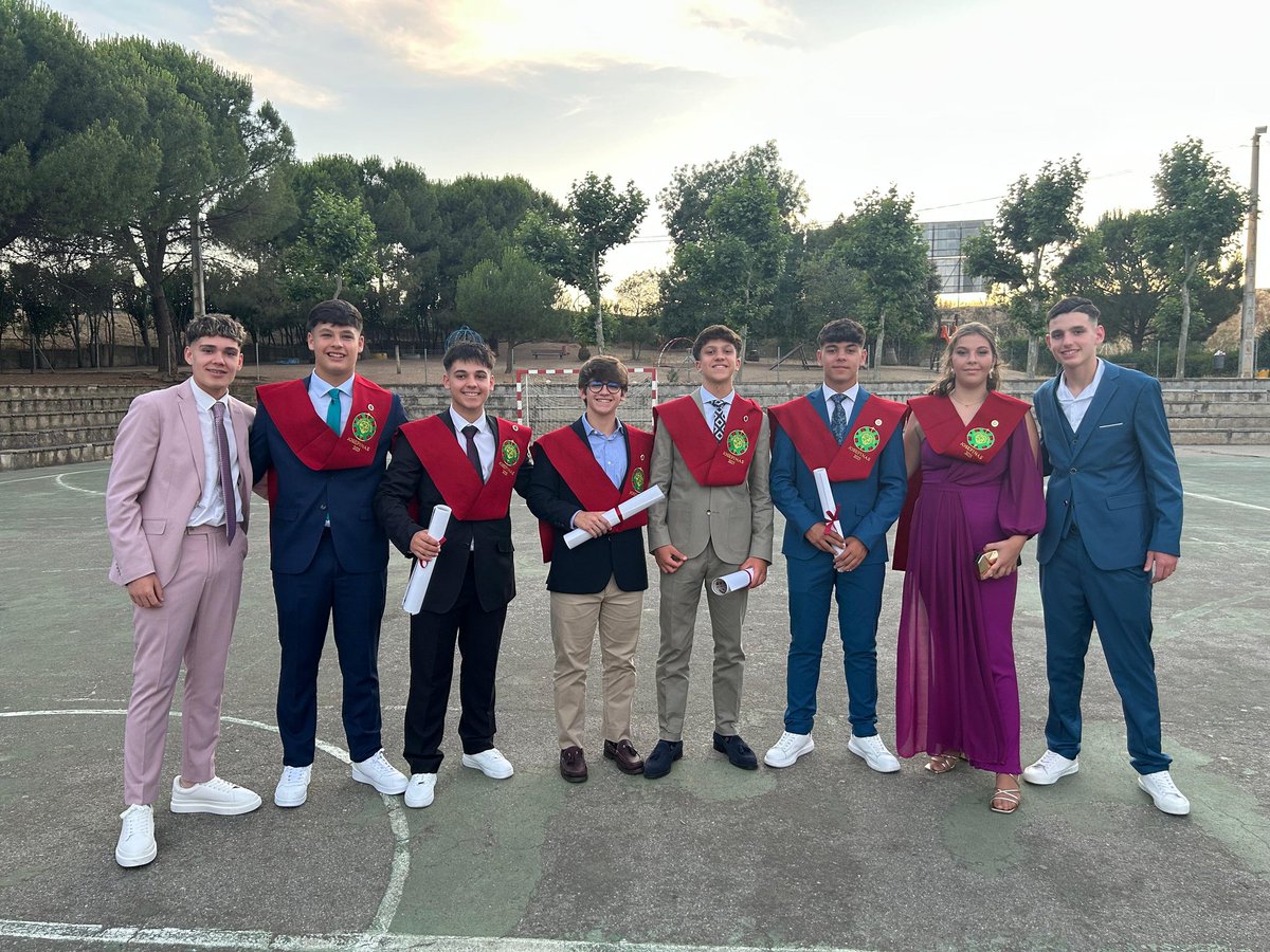 🎓 Graduación de nuestr@s chic@s de 4° ESO que han pasado por las categorías de base del club
👨‍🎓 Os hacéis mayores, grandes vivencias con vosotros, os deseamos la mayor de las suertes en esta nueva etapa 😍
🛡 #FUERZAYHONOR ⚜️