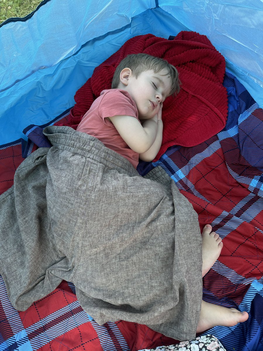 палатка для летних походов в бассейн и на пляж это 10/10

очень советую