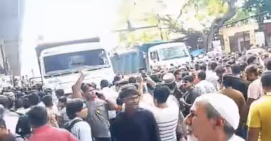 airnews_mumbai's tweet image. #GovandiRoadAccident: मुंबईच्या गोवंडी भागात आज संध्याकाळी एका डंपरनं चौघांना चिरडलं. यात तिघांचा जागीच मृत्यू झाला, तर एकजण गंभीर जखमी झाला. त्याच्यावर रुग्णालयात उपचार सुरू आहेत. पोलिसांनी डंपरच्या चालकाला ताब्यात घेतलं. 

#Mumbai #Govandi #Accident 
@MumbaiPolice