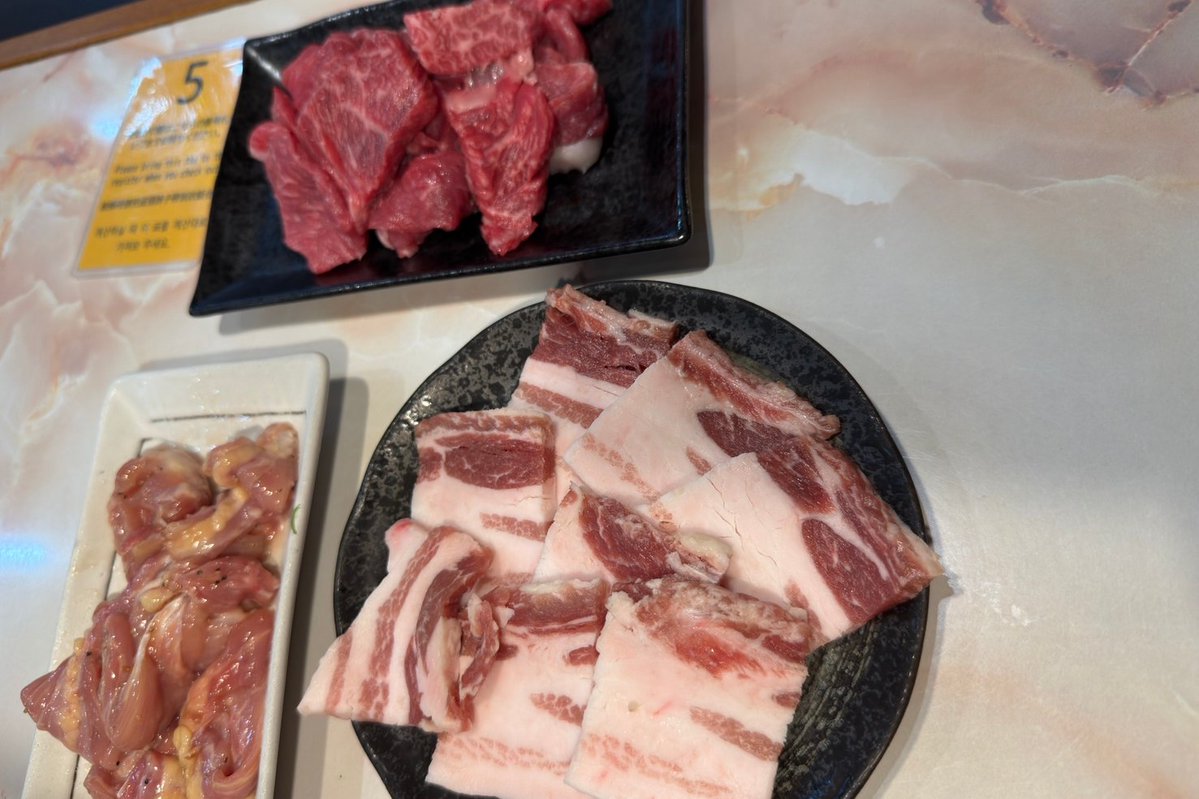 今日の晩ご飯は！美崎牛食べ放題🐂
鳥とアグー豚も！牛汁も食べ放題！
という素晴らしさ✨

美崎牛本店焼肉misakiさんで1日5組
6/30まで4,000円という破格(*´ω`*)
行ける方是非！！
お腹いっっぱい食べれて幸せでした🩷

美崎牛はもちろんなんだけど、意外と鳥が美味しくてびっくり😁

#石垣島
#美崎牛