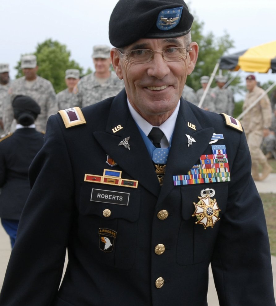 Happy birthday to MSG Gordon Ray Roberts! In 1969, during the Vietnam War, he earned the #MedalOfHonor after single-handedly clearing 3 enemy bunkers and rescuing wounded soldiers, all while cut off from his platoon.

Read his full story here: mohmuseum.org/recipient/robe…