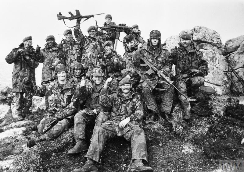 One of the most iconic images of today's Liberation Day.

7 Platoon, G Company, 2nd Battalion Scots Guards on Mount Tumbledown celebrate the news of the Argentine surrender at dawn on 14th June 1982. 🇫🇰🇬🇧

📸 Paul RG Haley

#Falklands43
