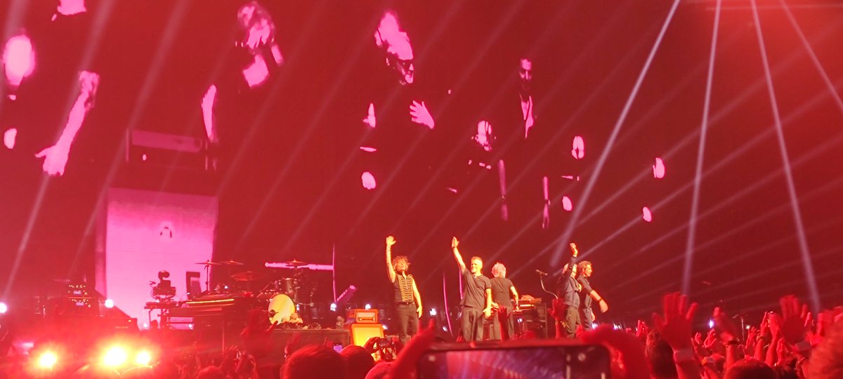 stephchris69's tweet photo. Apprendre que son fils passe en 2e année d études pendant un concert  @indochinetwitt  #dijon3 Done 🎊🎊🎉 https://t.co/fLhAZ0L1jW