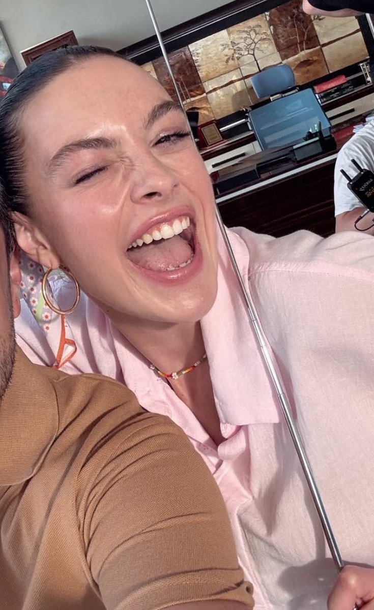 iammissteele's tweet image. boncuk kolyesi, saçındaki kurdelesi ve pembe gömleği🥹🥹 leyla beni şimdiden yumoş yumoş yaptı🥹