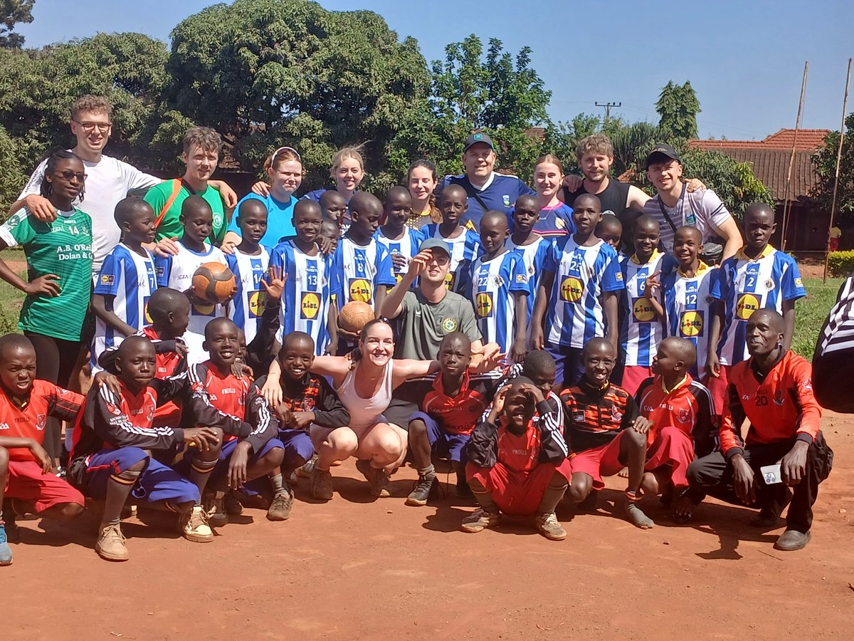 SimbaGaa's tweet image. What a week! First one done and dusted with the UCD students, We hit five different schools around Jinja, spreading the gospel of Gaelic football everywhere, and wrapped it all up with a big group training at Kakira community field.