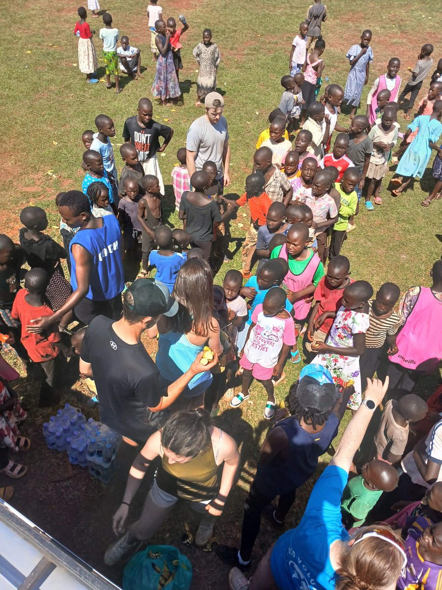 SimbaGaa's tweet image. What a week! First one done and dusted with the UCD students, We hit five different schools around Jinja, spreading the gospel of Gaelic football everywhere, and wrapped it all up with a big group training at Kakira community field.
