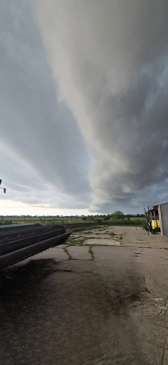 bryantsmiller's tweet photo. Stormfront rolling through Goessel, KS at 8:30am https://t.co/H18vNqi02l
