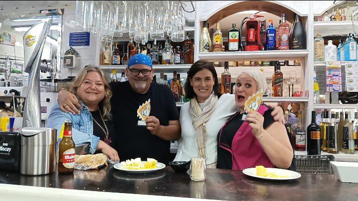 En el bar Concorde, felicitando a Tamara y David por su premiada tortilla de patatas en el concurso de las fiestas de La Encina-Los Ríos.
Y sobre todo, disfrutando de su cariño y amabilidad, y agradeciendo su implicación en la vida del barrio.