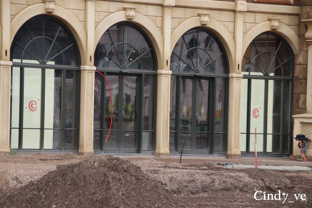 cindy_ve's tweet image. Ledschermen geplaatst achter het raam bij #EftelingGrandHotel #EftelingLedWall #LedWall #Efteling