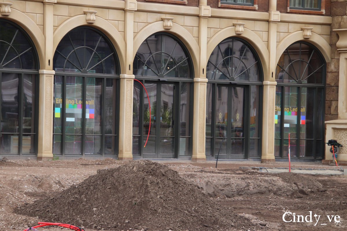 cindy_ve's tweet image. Ledschermen geplaatst achter het raam bij #EftelingGrandHotel #EftelingLedWall #LedWall #Efteling