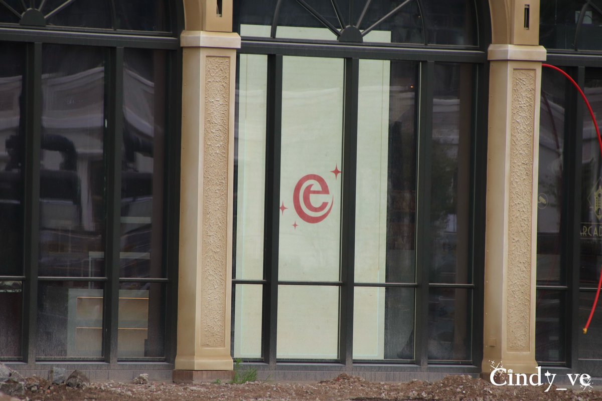 cindy_ve's tweet image. Ledschermen geplaatst achter het raam bij #EftelingGrandHotel #EftelingLedWall #LedWall #Efteling