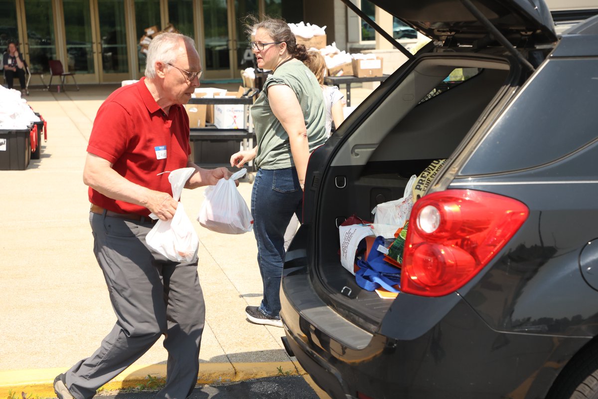 Holland Public Schools (@hpsproud) on Twitter photo We distributed 2,300 meals to kids and families in Holland on Thursday. Thanks to our friends at <a href="/centralwesleyan/">Central Wesleyan</a>
We'll be ready to do it again on Thursday - Get all the details: hollandpublicschools.org/pub/news/posts… We distributed 2,300 meals to kids and families in Holland on Thursday. Thanks to our friends at <a href="/centralwesleyan/">Central Wesleyan</a>
We'll be ready to do it again on Thursday - Get all the details: hollandpublicschools.org/pub/news/posts…
