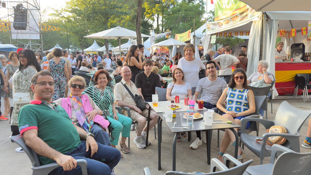 Ayer compartimos una tarde estupenda en las fiestas de la San Antonio de la Florida con compañeras y compañeros de la agrupación.

¡Os animamos a todos a visitar nuestra caseta! 🌹