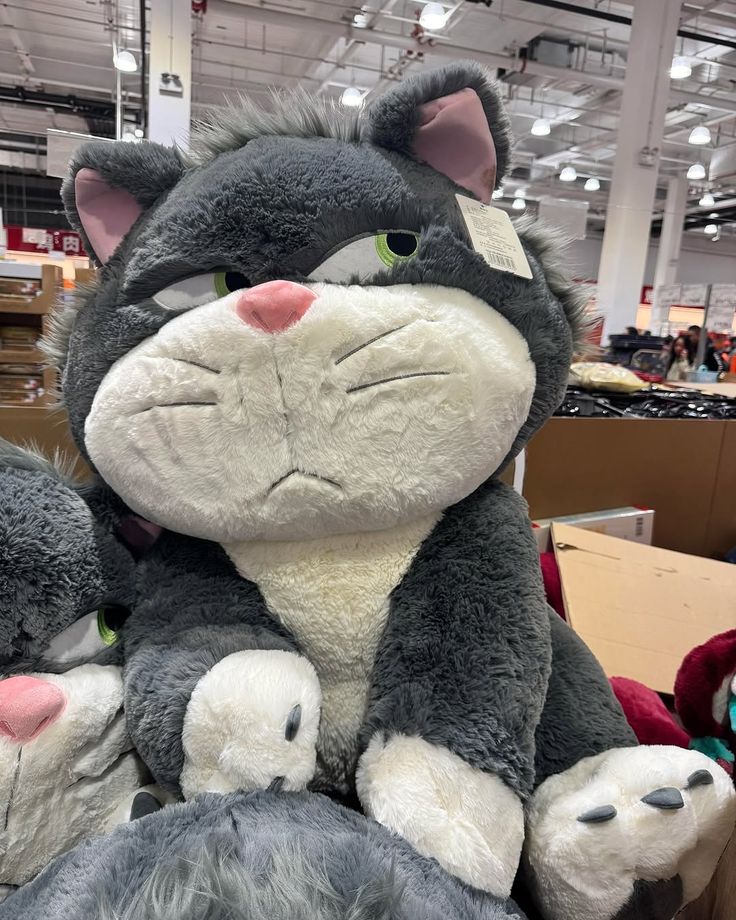 “Siap?” tanya Yoga sembari berbalik badan. Menyiapkan diri untuk melempar plushie ini sekuat tenaga. 

“Satu, dua, tiga!!” Plushie tersebut pun berhasil dilempar kuat-kuat ke belakang.

[ QRT untuk menangkap Plushie Limited Editionnya Bantal! Ditunggu hingga 10 menit, ya. ]