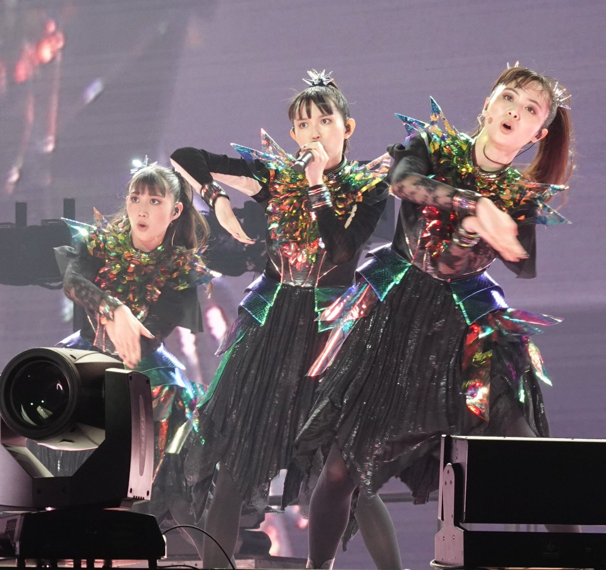 dufudufutk's tweet image. KON! KON!

照明が他会場とは全然違っていたO2公演、通常ほとんど暗いこの曲がなぜかかなり明るかった。

インド映画大好きで結構観ているので、ボリウッド風ダンス満載のこの曲は個人的にはかなり一押し。

#BABYMETAL
#THEO2