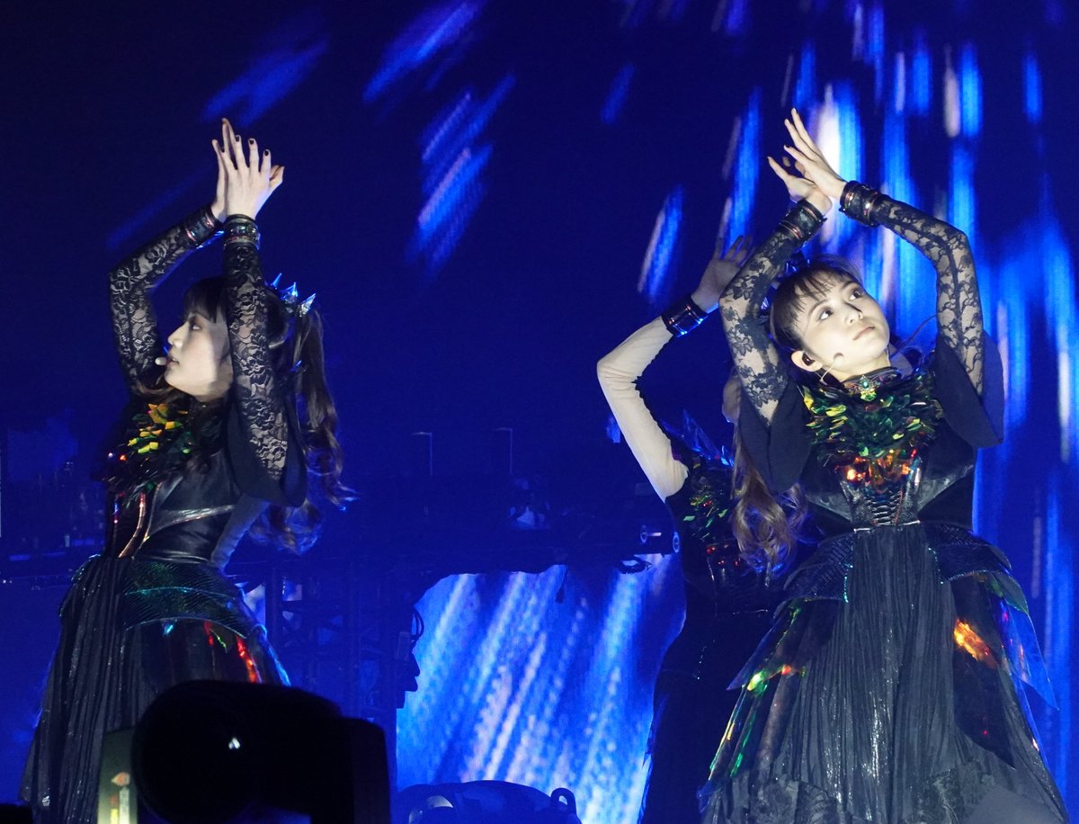 dufudufutk's tweet image. KON! KON!

照明が他会場とは全然違っていたO2公演、通常ほとんど暗いこの曲がなぜかかなり明るかった。

インド映画大好きで結構観ているので、ボリウッド風ダンス満載のこの曲は個人的にはかなり一押し。

#BABYMETAL
#THEO2