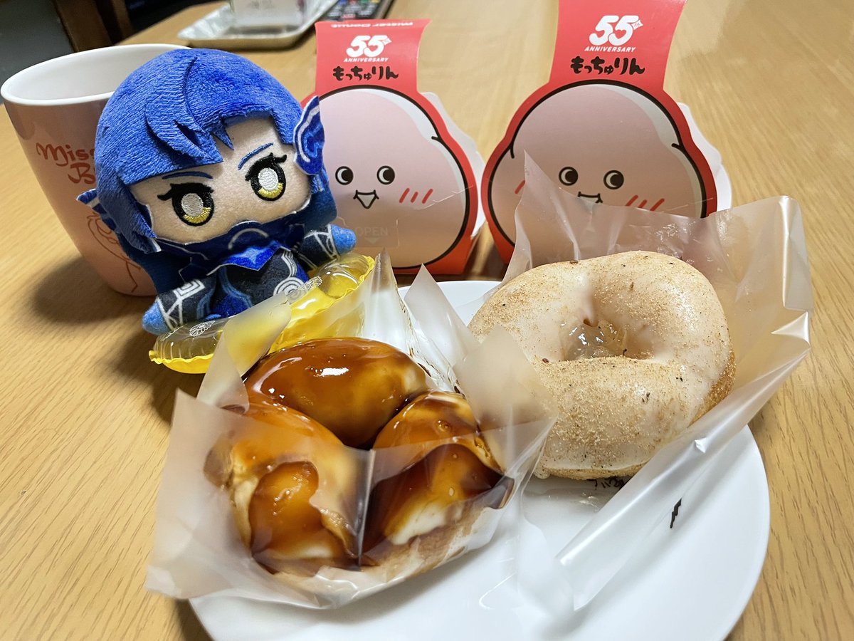 aoiksk's tweet image. もっちゅりんでお祝いしました🎉✨
真VVの1周年に開けようと決めてたお酒達。青い瓶のは色もいいけど付属のグラスデザインがツクヨミっぽいと一目惚れして買った。今日全部開けて飲んで寝ます。いい夢見られそう♪
ぬいビノくんをポージングしたくて頑張ってみた。ぬいちゃん小さくてポッキーが巨大笑
