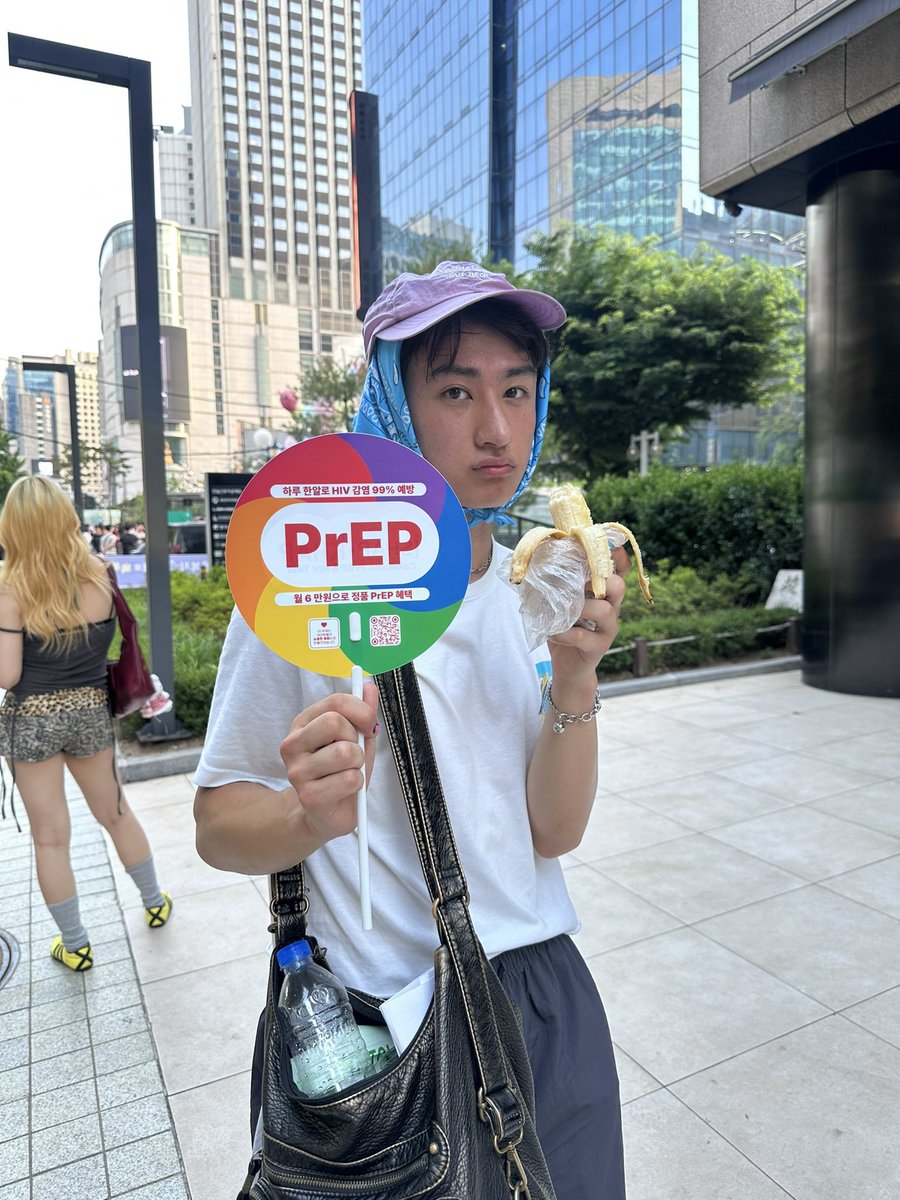 npomvtt's tweet image. 🏳️‍🌈Haruto do TOZ esteve num evento do Orgulho LGBT erguendo uma placa informativa sobre o PrEP.

PrEP (Profilaxia Pré-Exposição ao HIV) é um medicamento que reduz o risco de contrair o vírus através de relações sexuais ou do uso de drogas injetáveis.