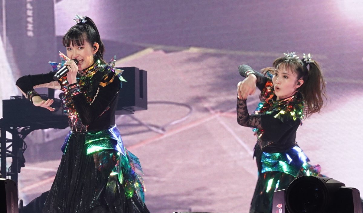 dufudufutk's tweet image. KON! KON!

照明が他会場とは全然違っていたO2公演、通常ほとんど暗いこの曲がなぜかかなり明るかった。

インド映画大好きで結構観ているので、ボリウッド風ダンス満載のこの曲は個人的にはかなり一押し。

#BABYMETAL
#THEO2