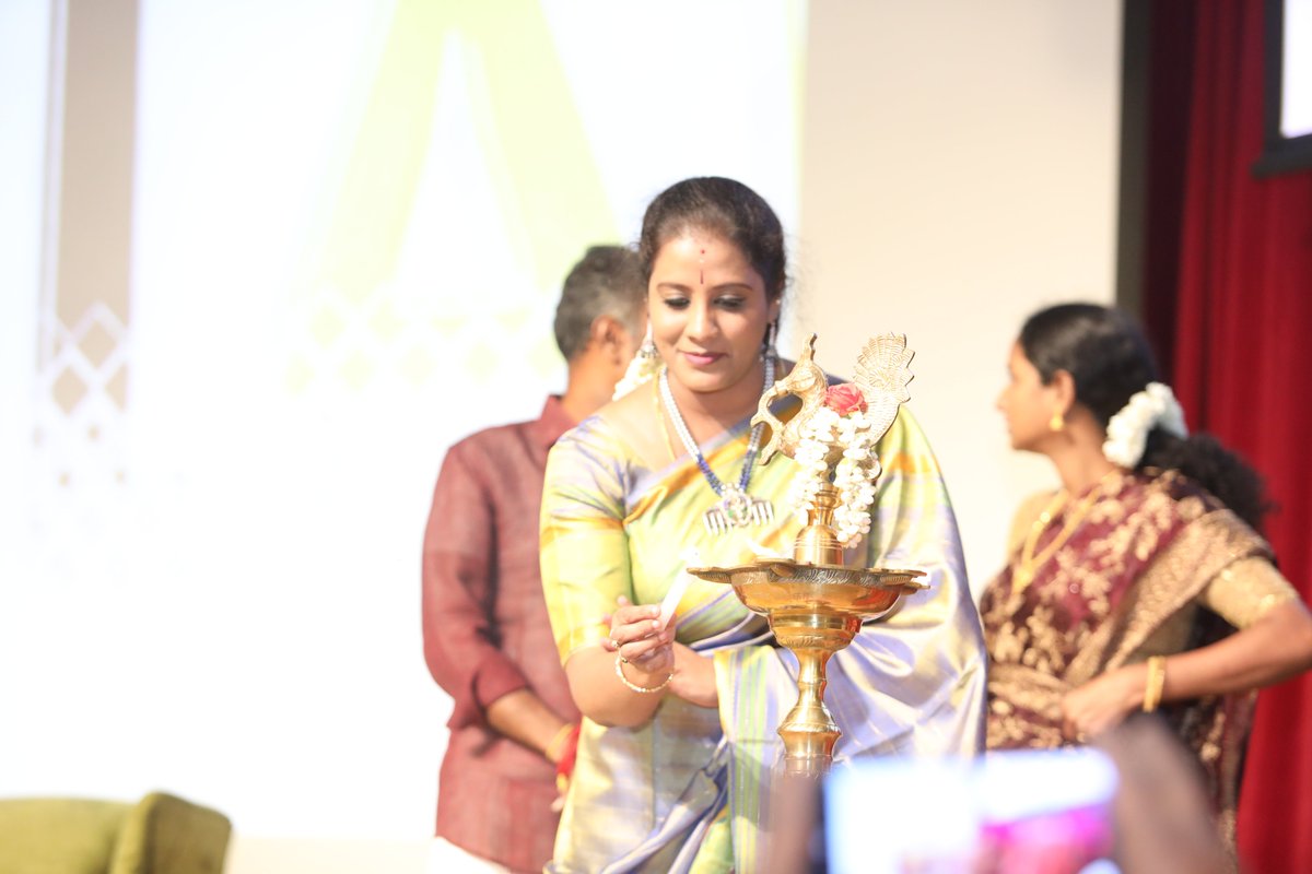 officeofashva's tweet photo. தேசிய கீதம், தமிழ் தாய் வாழ்த்து மற்றும் பாரதியின் "வாழிய செந்தமிழ்" ஆகிய பாடல்களை பாடி, #தமிழ்AI திட்ட துவக்க விழாவினை துவக்கி வைத்த பிரபல பாடகி திருமதி சுசித்ரா பாலசுப்ரமணியம் (@Suchithra8) அவர்கள்! https://t.co/UFlIkUPvtz