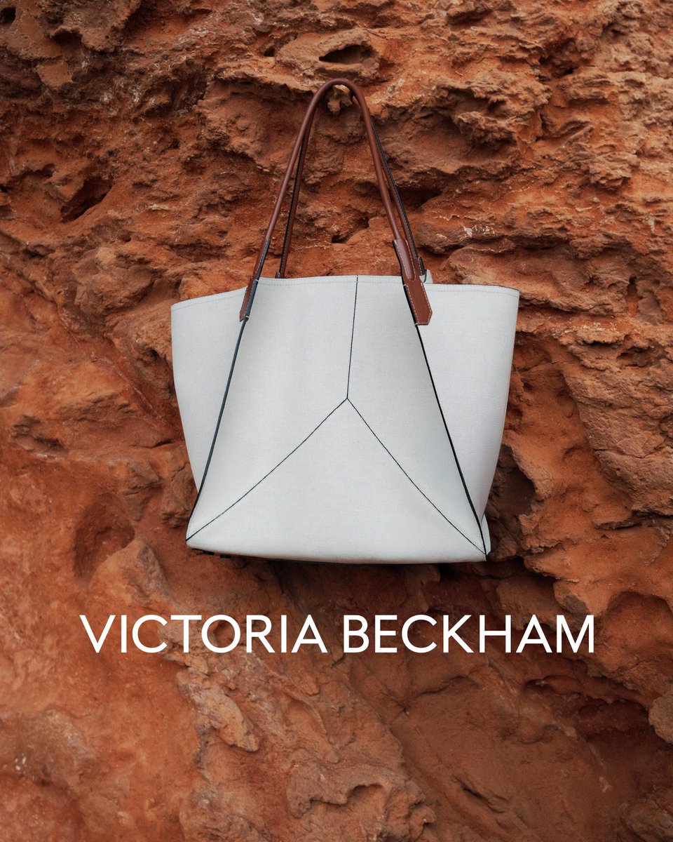 victoriabeckham's tweet image. Fluid lines offer a relaxed take on the House’s signature tailoring, beautifully paired with the new Victoria Tote in ivory canvas.
Get the look >> victoriabeckham.visitlink.me/m7ADxh
#VBHighSummer