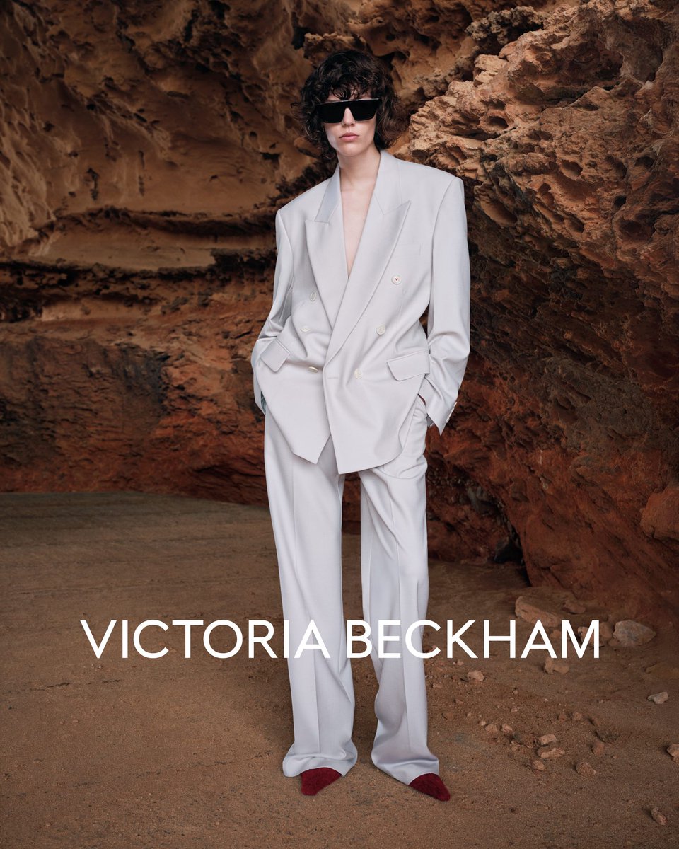 victoriabeckham's tweet image. Fluid lines offer a relaxed take on the House’s signature tailoring, beautifully paired with the new Victoria Tote in ivory canvas.
Get the look >> victoriabeckham.visitlink.me/m7ADxh
#VBHighSummer