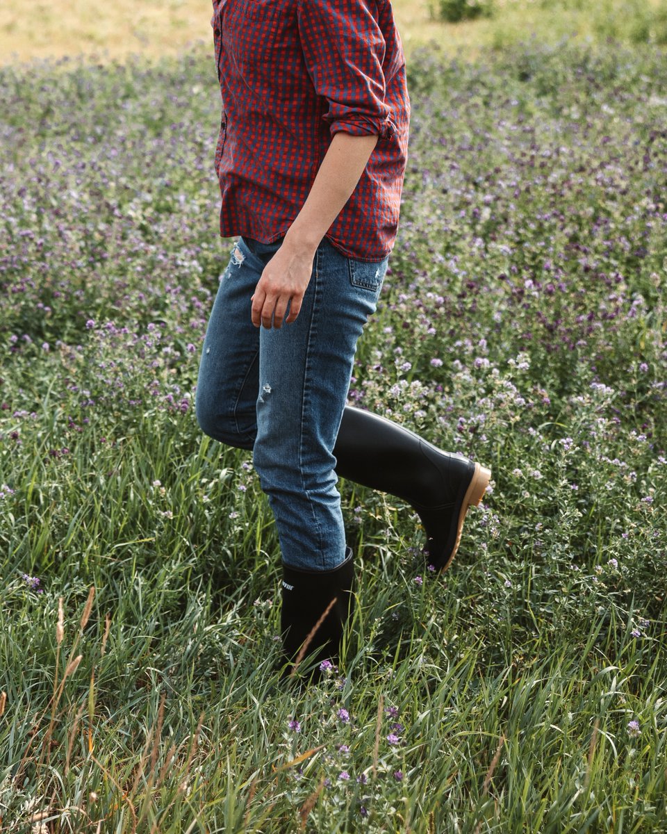 Exploring open fields in the comfort of #Baffin’s PRIME (PLN).  🌼

PRIME (PLN) is made in Canada, is lightweight, and is waterproof. 

Visit Baffin.com.