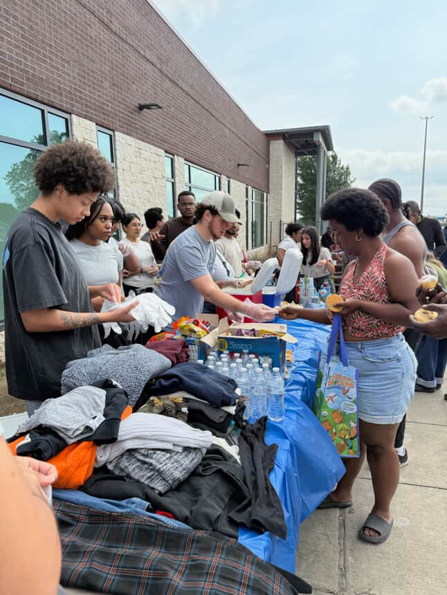 SNMA's tweet image. All hands on deck at Homeless Outreach Season 2 with UT Arlington MAPS! 🧺🥪🪥 400 sandwiches, snacks, clothes & hygiene kits were distributed to those in need. Huge shoutout to the volunteers & sponsors—your service embodies what SNMA is all about! 💛