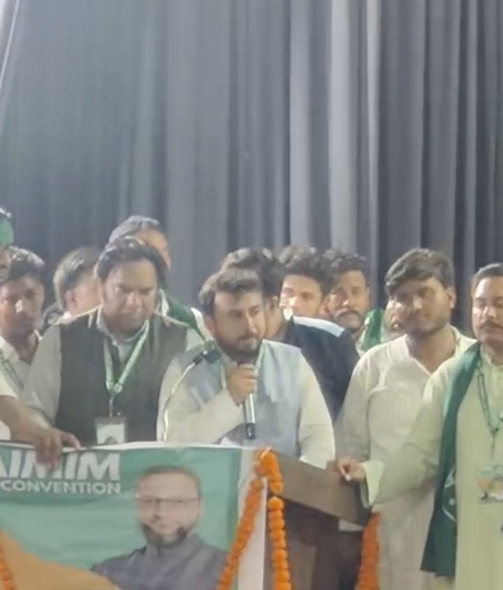 shadab_chouhan1's tweet photo. आज दिनांक 14 जून 2025 को गांधी भवन, लखनऊ में ऑल इंडिया मजलिस-ए-इत्तेहादुल मुस्लिमीन (AIMIM) उत्तर प्रदेश द्वारा एक भव्य एवं ऐतिहासिक राज्य अधिवेशन का आयोजन किया गया।
इस अधिवेशन में उत्तर प्रदेश के प्रदेश पदाधिकारीगण, जोनल अध्यक्ष, जिला अध्यक्ष,महानगर/नगर अध्यक्ष, पार्टी से निर्वाचित चेयरमैन, पार्षद/सभासद, ज़िला पंचायत सदस्यगण, मीडिया बंधु एवं विभिन्न जिलों से बड़ी संख्या में ज़िम्मेदार पदाधिकारीगण, कार्यकर्ता एवं समर्थकगण सम्मिलित हुए।
अधिवेशन का उद्देश्य पार्टी की सांगठनिक मजबूती, आगामी चुनावी रणनीतियाँ, सामाजिक मुद्दों पर पार्टी की भूमिका, तथा प्रदेश स्तर पर नेतृत्व के मार्गदर्शन को साझा करना रहा।
@imshaukatali
#AIMIM #AsaduddinOwaisi  #AIMIMUttarPradesh #Lucknow #UttarPradesh
