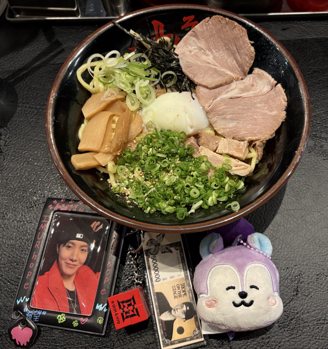 ツアースタートのオンコンを一緒に観た同県ホビペンさん達と、油そば🍜からの、本当に本当のファイナル鑑賞😭✨
みんなで悲鳴あげたり🫣、涙ぐんだり🥹
ホビ本当にお疲れさま🥲
輝くj-hopeが見れる日々はとても幸せでした🥹これからもずっとバンタンに、j-hopeに付いてゆくよー😭💜💜💜