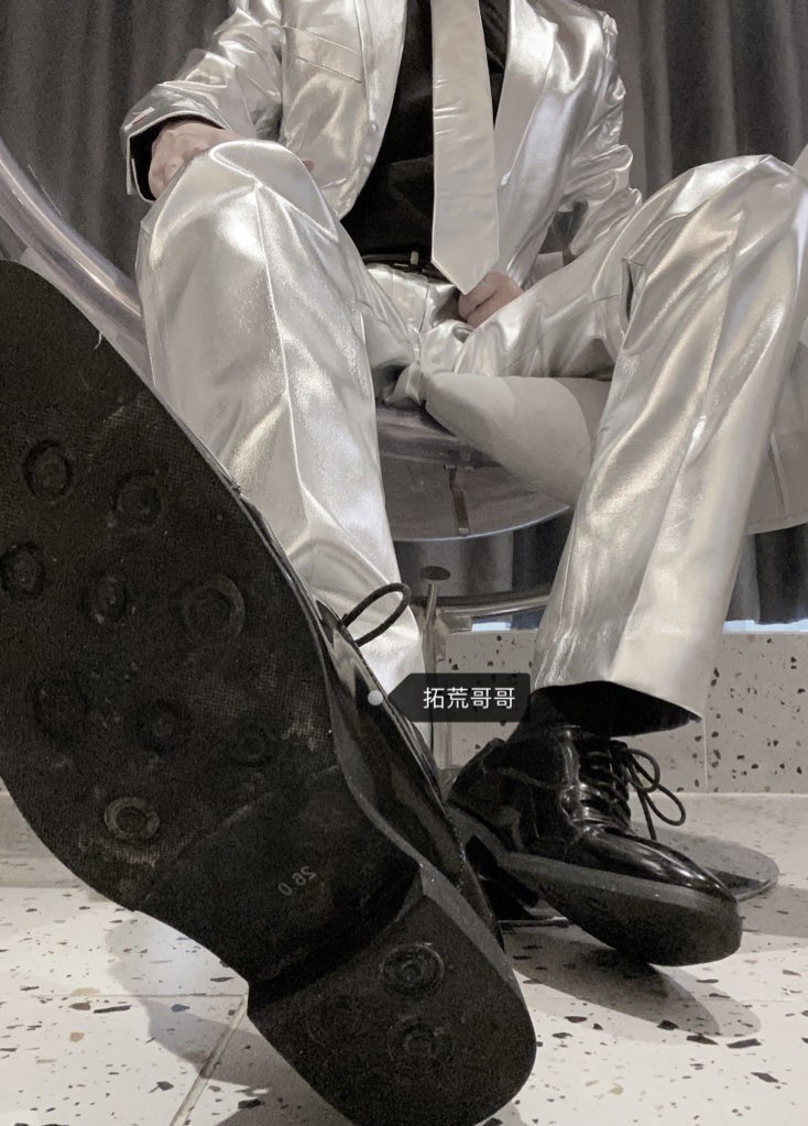 #正装
#黑袜
#正装皮鞋
#皮鞋黑袜
#银色西装
换身行头还认得出爸爸吗？