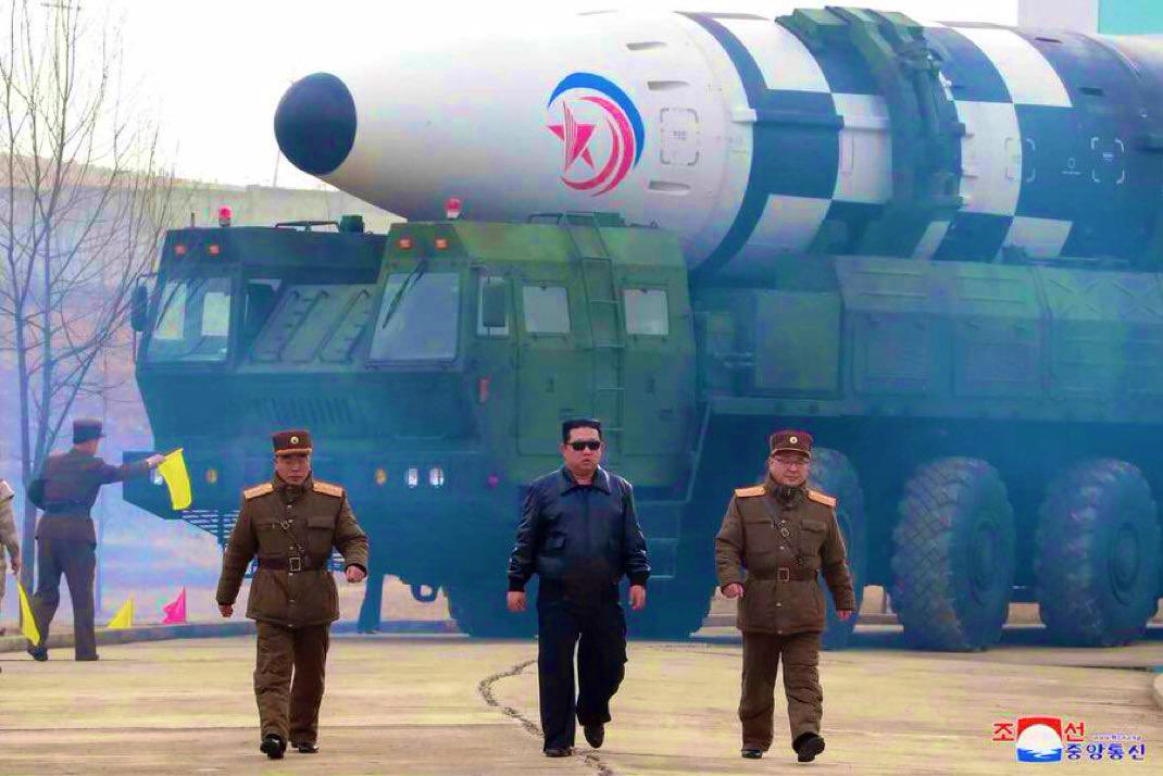 Nath_Yamb's tweet image. Un seul pays au monde devrait être interdit de posséder l’arme nucléaire : celui qui en a déjà fait usage, de manière totalement injustifiée et criminelle : les États-Unis d’Amérique. 

Je préfère mille fois voir la bombe atomique entre les mains de l’Iran, de la Corée du Nord ou…