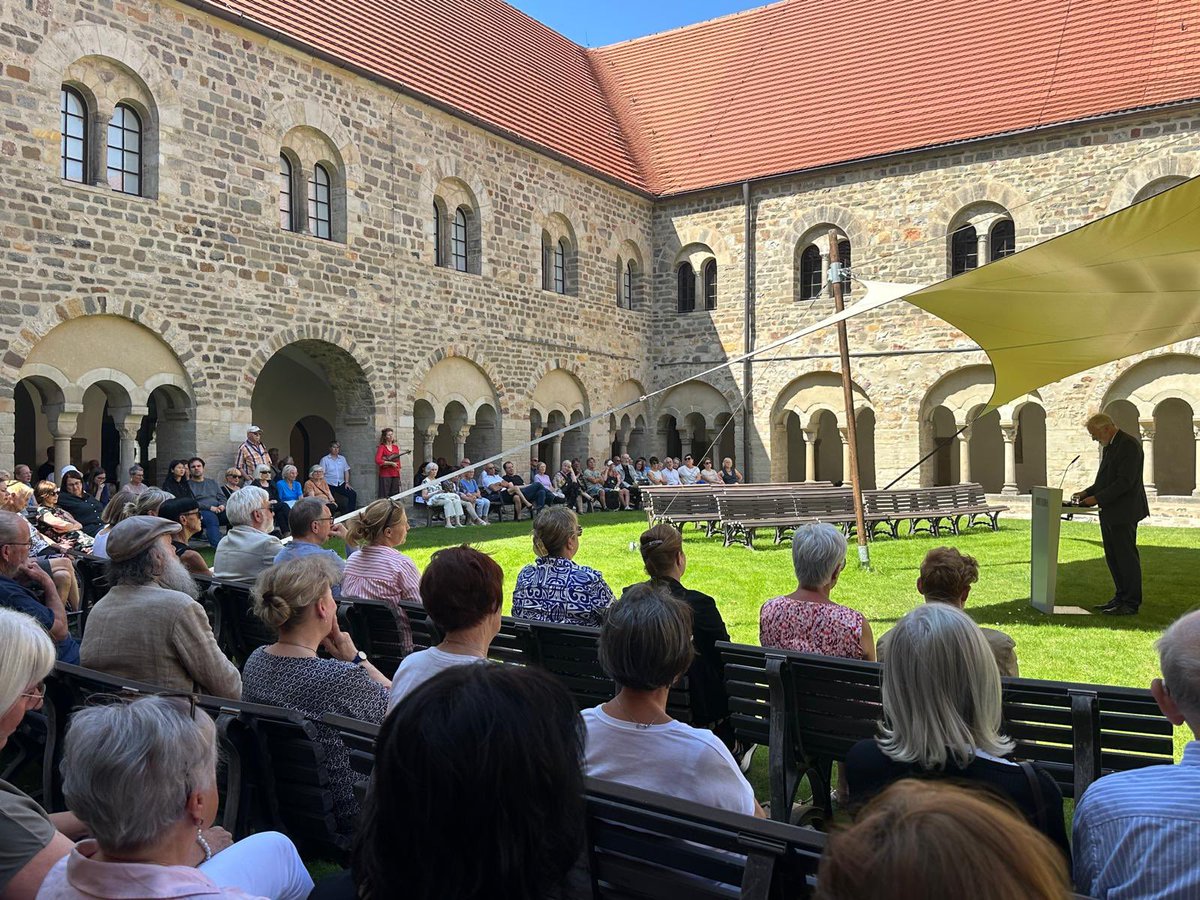 50 Jahre Kunstmuseum Kloster Unser Lieben Frauen in #Magdeburg – ein Ort, der seit Jahrzehnten aktuelle Kunst zeigt und Diskussionen anstößt. Kulturminister #Robra: „Ein Raum, in dem Kunst, Geschichte und Gegenwart aufeinandertreffen – offen, fordernd, unverzichtbar.“ #KulturLSA