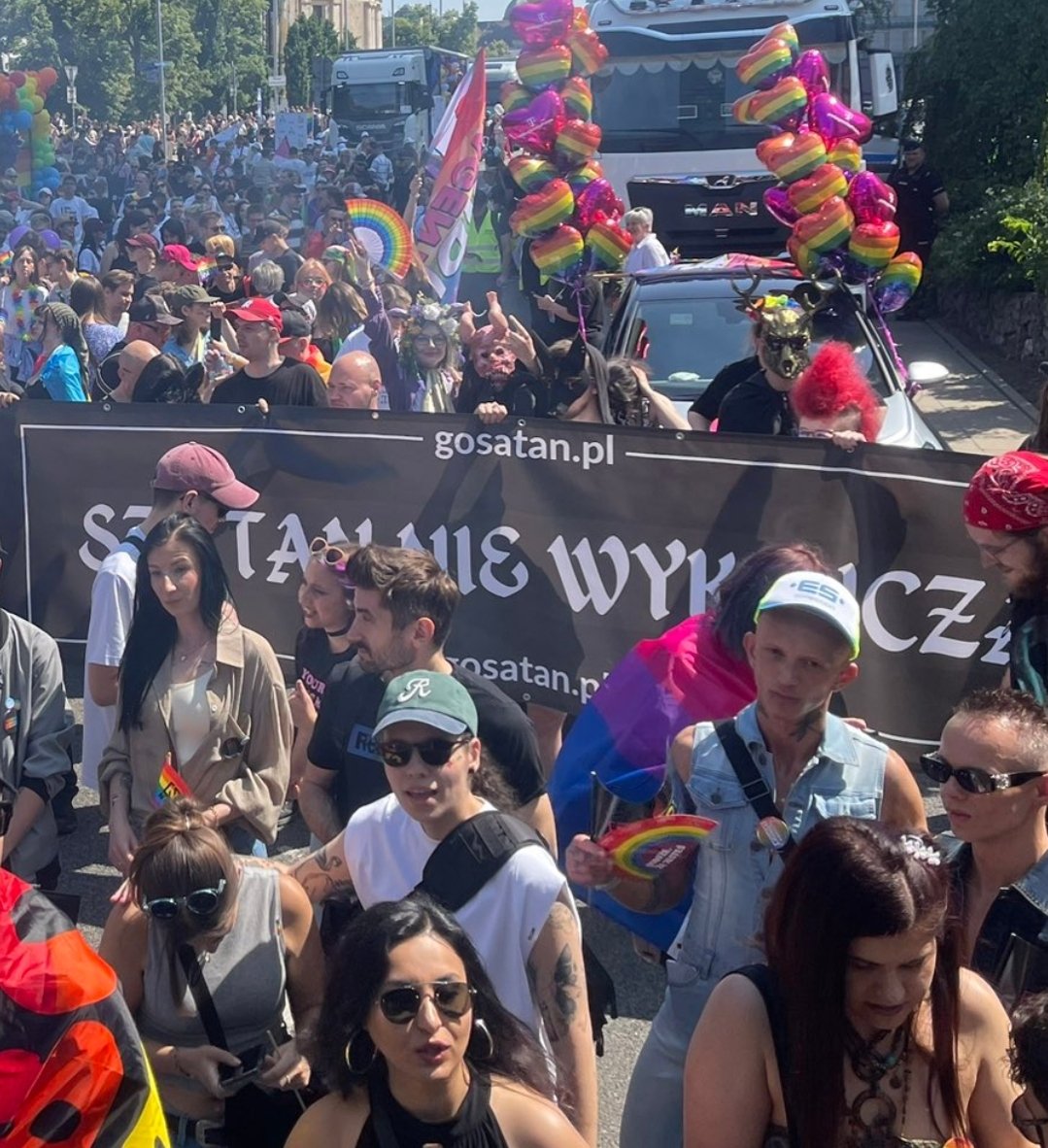 Oficjalna delegacja satanistów na Paradzie Równości w Warszawie. Promowana przez organizatorów na grafikach i oficjalnie zgłoszona. 

Jak widać organizatorzy nie kryją się już w najmniejszym stopniu, że jednym z ich celów jest destrukcja wszystkiego, co stanowi nośnik