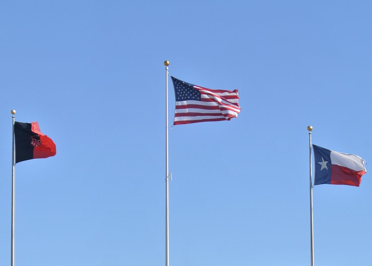 We honor our nation’s flag today on #NationalFlagDay. On this day in 1777, the Second Continental Congress passed a resolution adopting the official flag of the United States. #StarsAndStripes