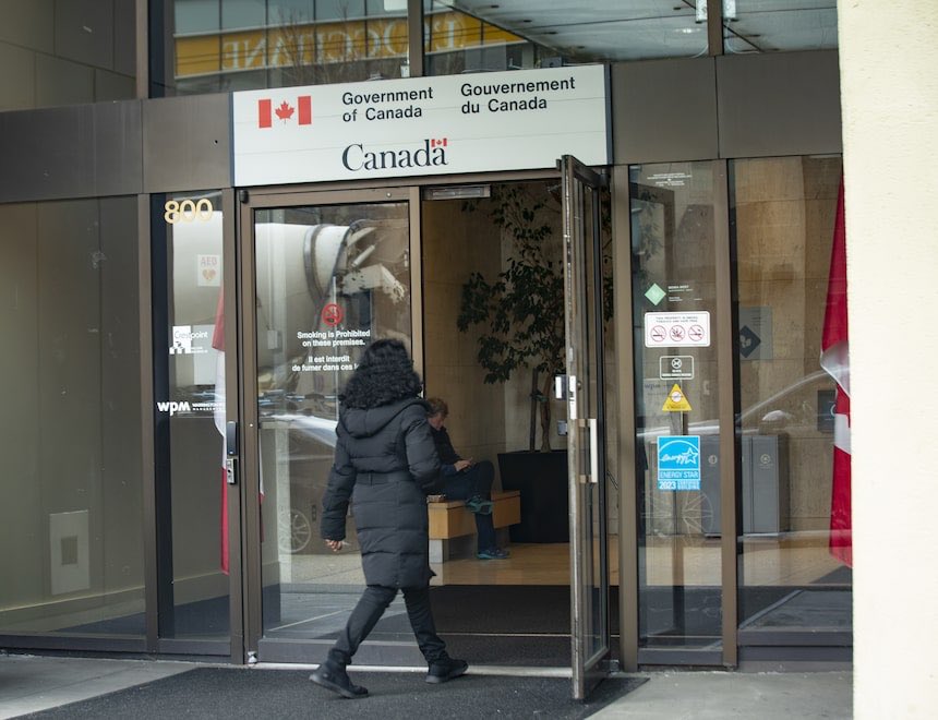 🚨Scumbag Immigration Officers ⚠️ 12 IRCC employees tried to interfere with immigration files, misconduct report finds theglobeandmail.com/politics/artic…